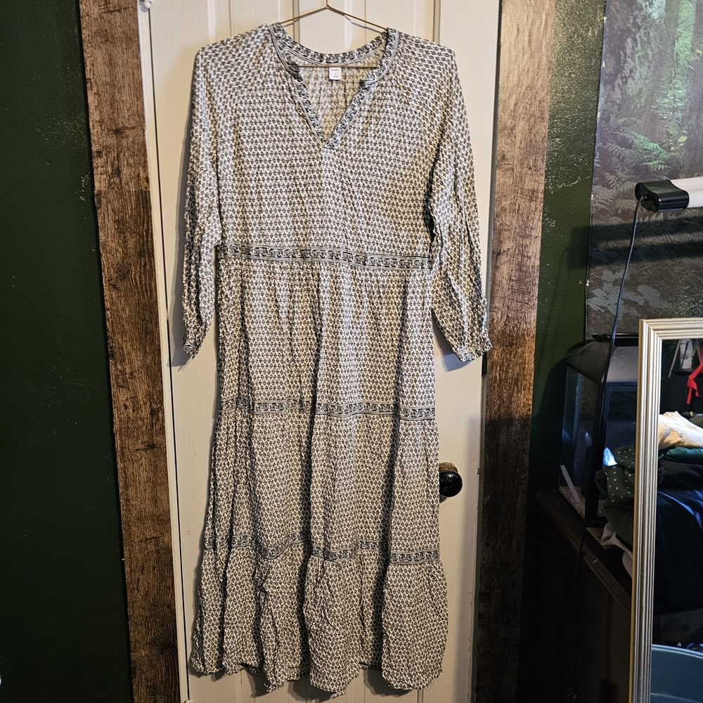 Women's Long Printed V-Neck Maxi Dress - Black & White